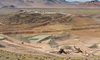 Panoramic view of the Lindero deposit, coarse ore stockpile and crushing circuit