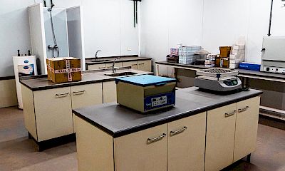 Assay laboratory: Wet process room